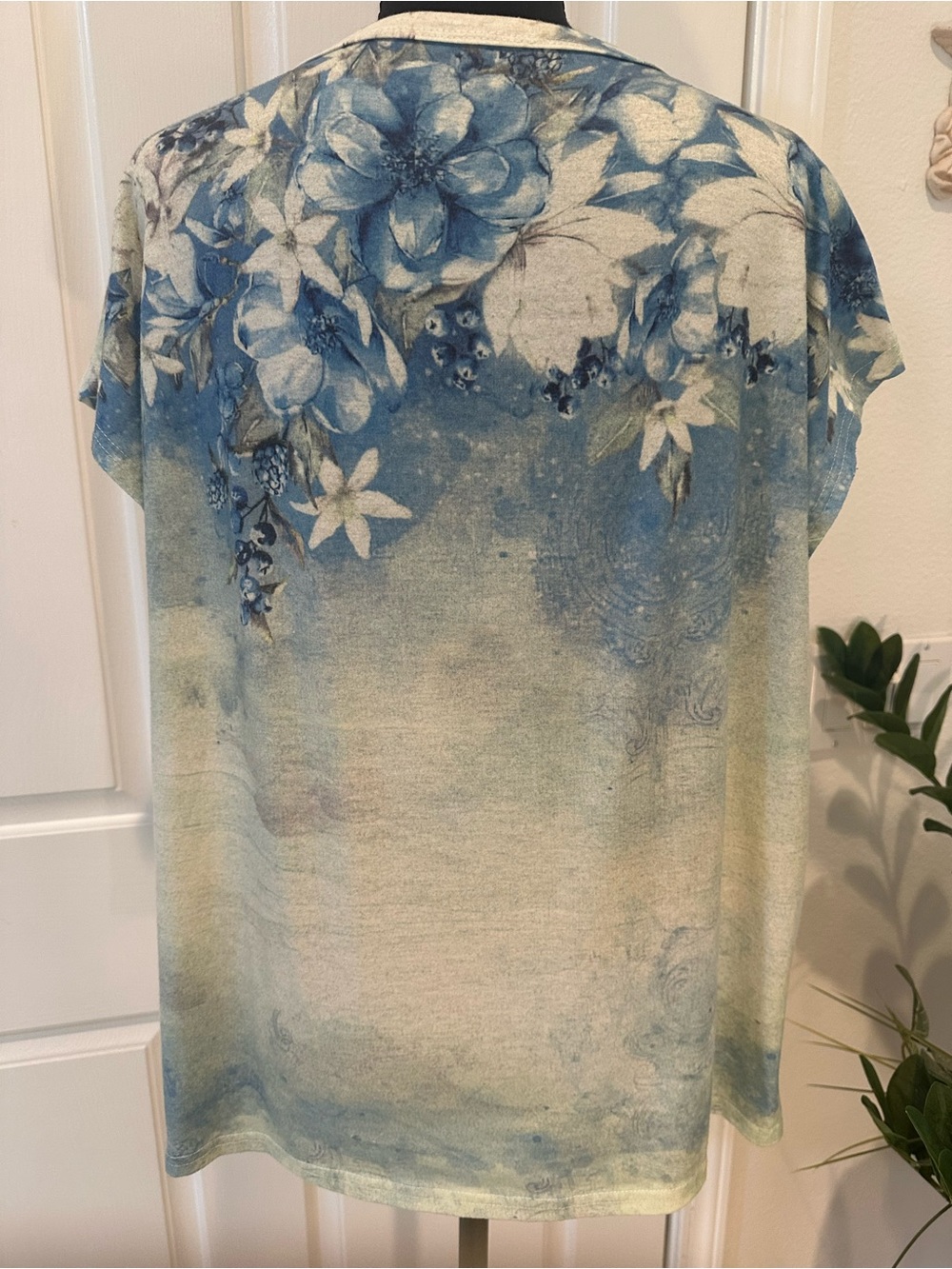 Blue Floral XL Short Sleeve Women’s Top - Picture 5 of 5